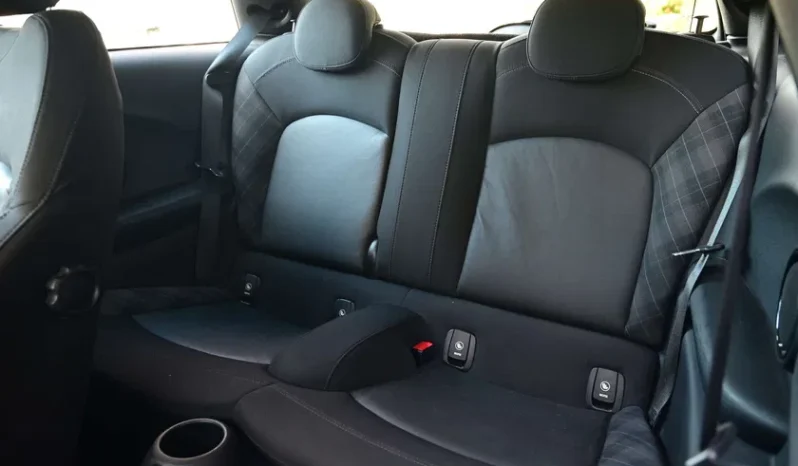 MINI Cooper Version D AUT / SPORTSEATS / CHILI / BLACK complet
