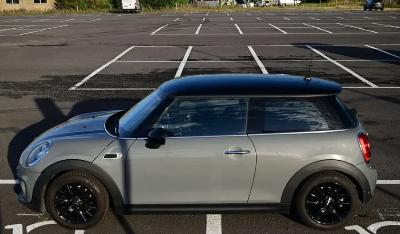 MINI Cooper Version D AUT / SPORTSEATS / CHILI / BLACK complet