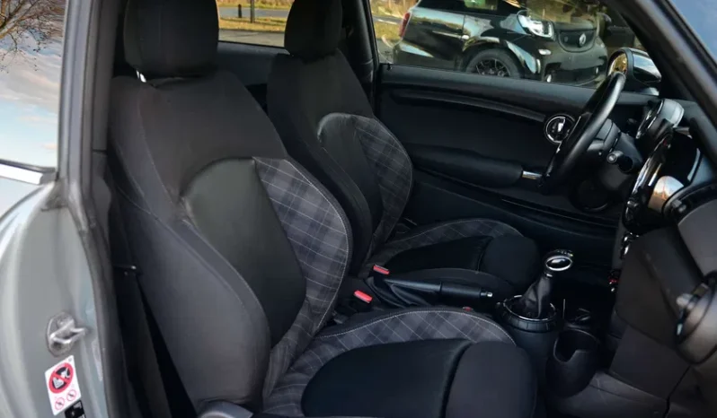 MINI Cooper Version D AUT / SPORTSEATS / CHILI / BLACK complet