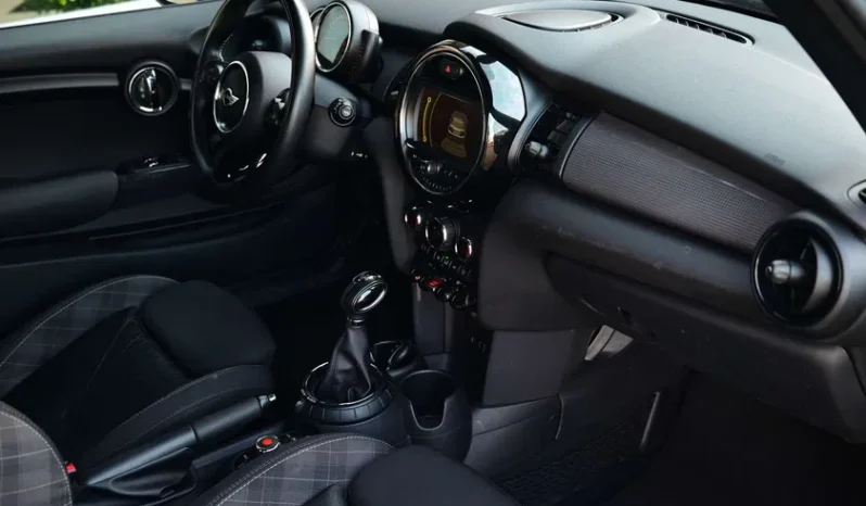 MINI Cooper Version D AUT / SPORTSEATS / CHILI / BLACK complet