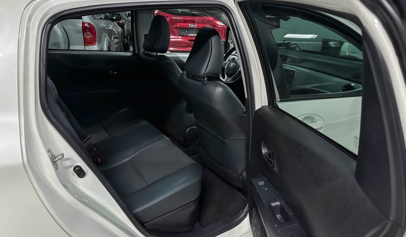 TOYOTA Yaris Peau hybride Automat Navi R. complet