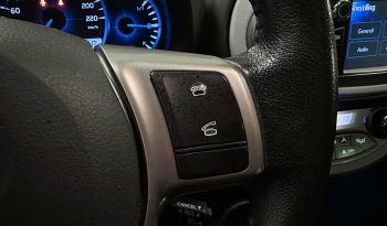 TOYOTA Yaris Peau hybride Automat Navi R. complet