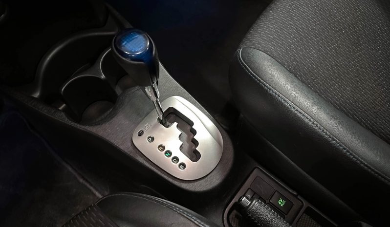 TOYOTA Yaris Peau hybride Automat Navi R. complet