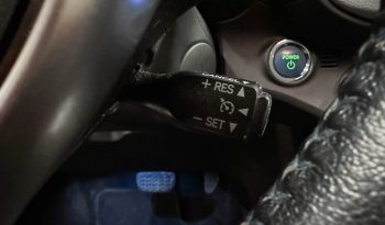 TOYOTA Yaris Peau hybride Automat Navi R. complet