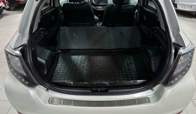 TOYOTA Yaris Peau hybride Automat Navi R. complet
