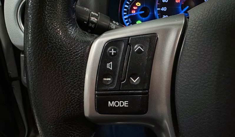 TOYOTA Yaris Peau hybride Automat Navi R. complet