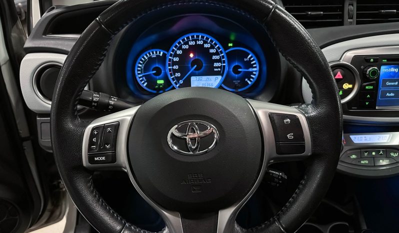 TOYOTA Yaris Peau hybride Automat Navi R. complet