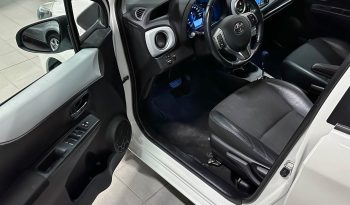 TOYOTA Yaris Peau hybride Automat Navi R. complet