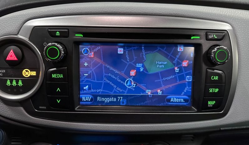 TOYOTA Yaris Peau hybride Automat Navi R. complet
