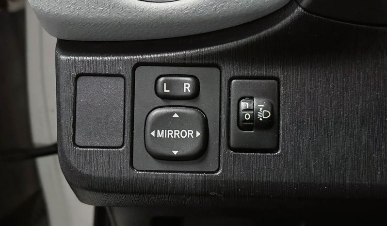 TOYOTA Yaris Peau hybride Automat Navi R. complet