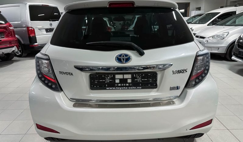 TOYOTA Yaris Peau hybride Automat Navi R. complet