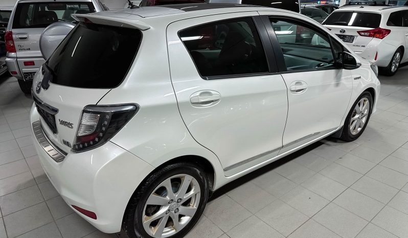 TOYOTA Yaris Peau hybride Automat Navi R. complet