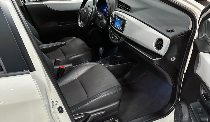 TOYOTA Yaris Peau hybride Automat Navi R. complet