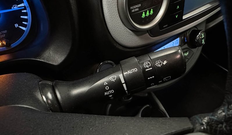 TOYOTA Yaris Peau hybride Automat Navi R. complet