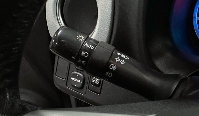 TOYOTA Yaris Peau hybride Automat Navi R. complet