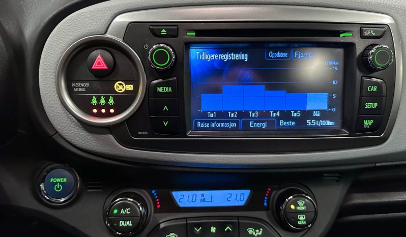 TOYOTA Yaris Peau hybride Automat Navi R. complet