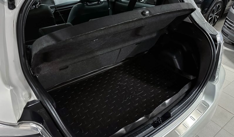 TOYOTA Yaris Peau hybride Automat Navi R. complet