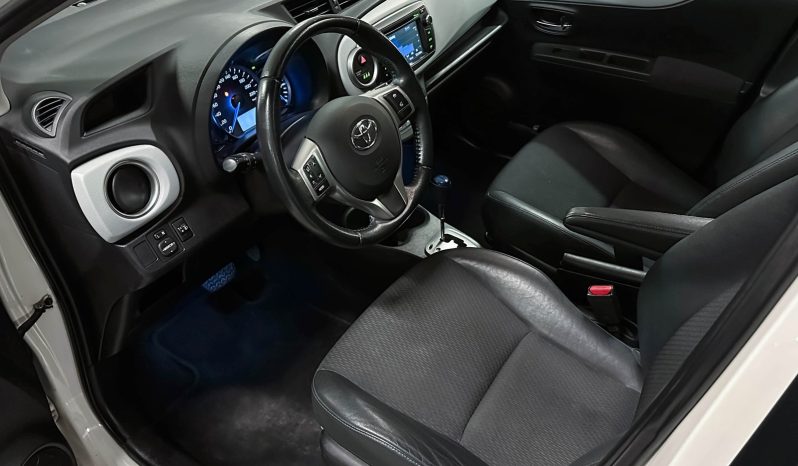 TOYOTA Yaris Peau hybride Automat Navi R. complet