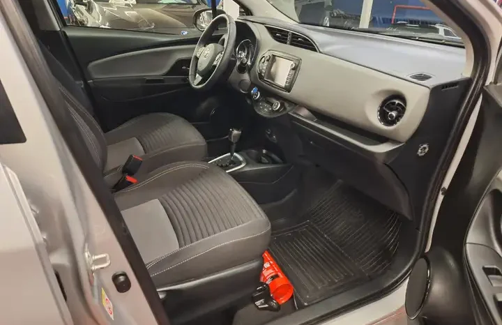 TOYOTA  Yaris complet