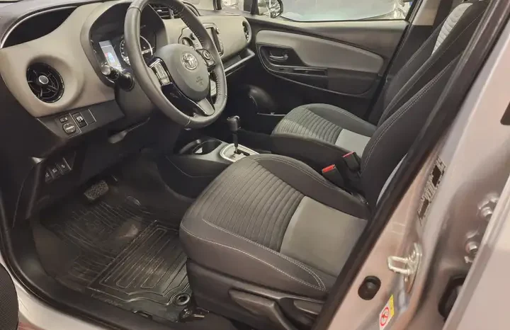 TOYOTA  Yaris complet